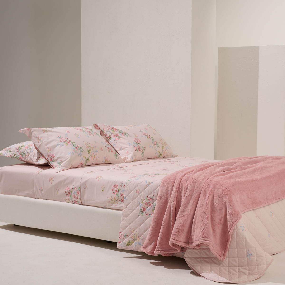 10 01 0480 Jg de Lencol Majorie Rosa + 10 01 0484 Colcha Majorie Rosa + 01 04 0118 Cobertor Impariale Rosa